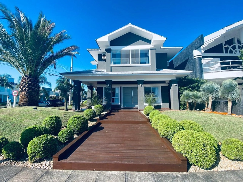 SOBRADO DE ESQUINA À VENDA NO CONDADO DE CAPÃO