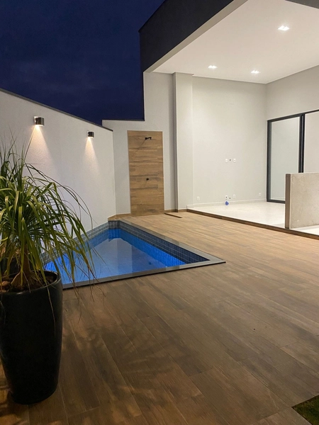 CASA LINEAR COM 03 SUÍTES SENDO UMA COM CLOSET MASTER: 1ª foto da galeria de imagens do imóvel