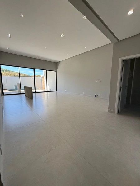 CASA LINEAR COM 03 SUÍTES SENDO UMA COM CLOSET MASTER: 8ª foto da galeria de imagens do imóvel