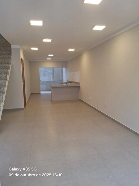 CASA COM 03 QUARTOS SENDO 01 SUÍTE COM CLOSET