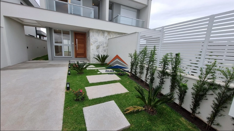 Casa 3 Dormitórios à Venda à 300 metros da praia do Campeche: 1ª foto da galeria de imagens do imóvel