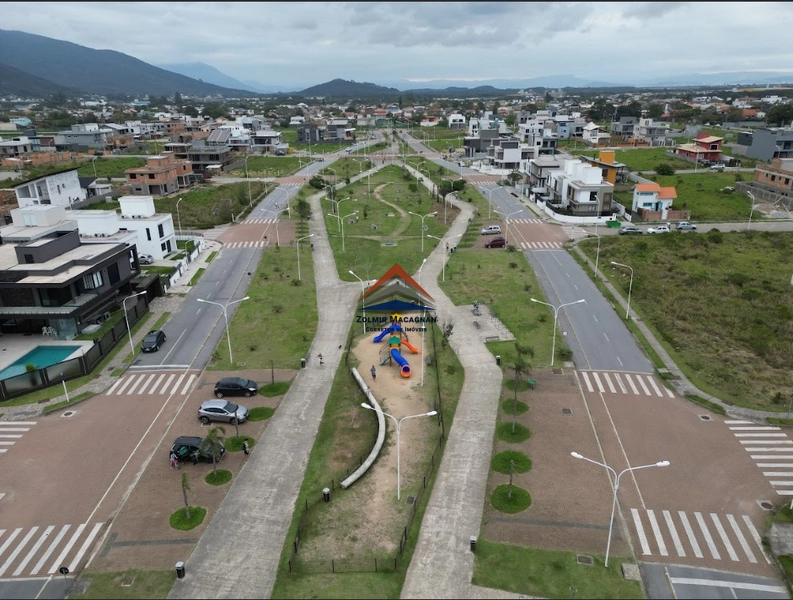 Casa 3 Dormitórios à Venda à 300 metros da praia do Campeche: 2ª foto da galeria de imagens do imóvel