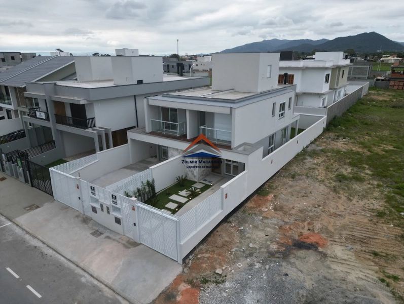 Casa 3 Dormitórios à Venda à 300 metros da praia do Campeche: 3ª foto da galeria de imagens do imóvel