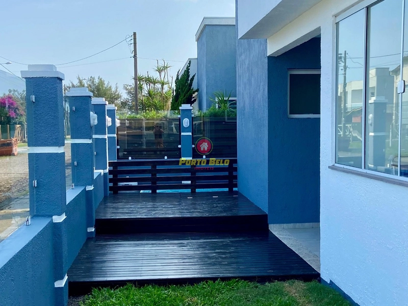 CASA DE ESQUINA COM PISCINA À VENDA: 3ª foto da galeria de imagens do imóvel