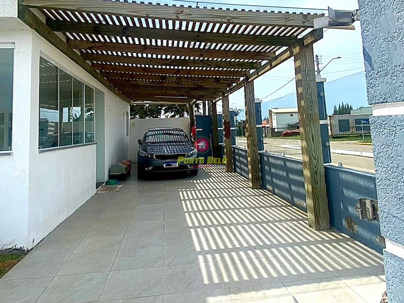 CASA DE ESQUINA COM PISCINA À VENDA: 4ª foto da galeria de imagens do imóvel