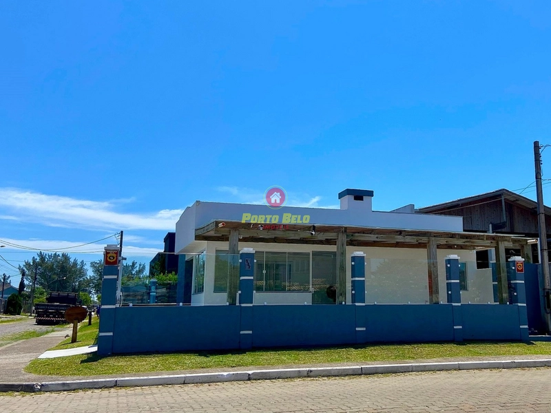 CASA DE ESQUINA COM PISCINA À VENDA: 1ª foto da galeria de imagens do imóvel
