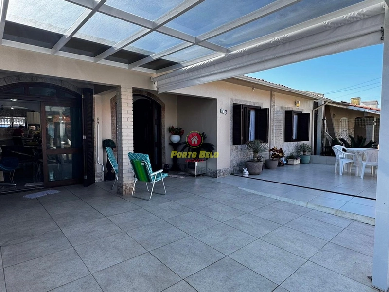 CASA A 50M DA PRAIA COM PISCINA: 1ª foto da galeria de imagens do imóvel