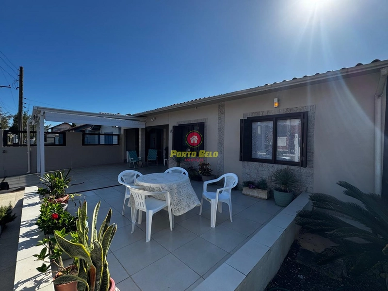 CASA A 50M DA PRAIA COM PISCINA: 3ª foto da galeria de imagens do imóvel