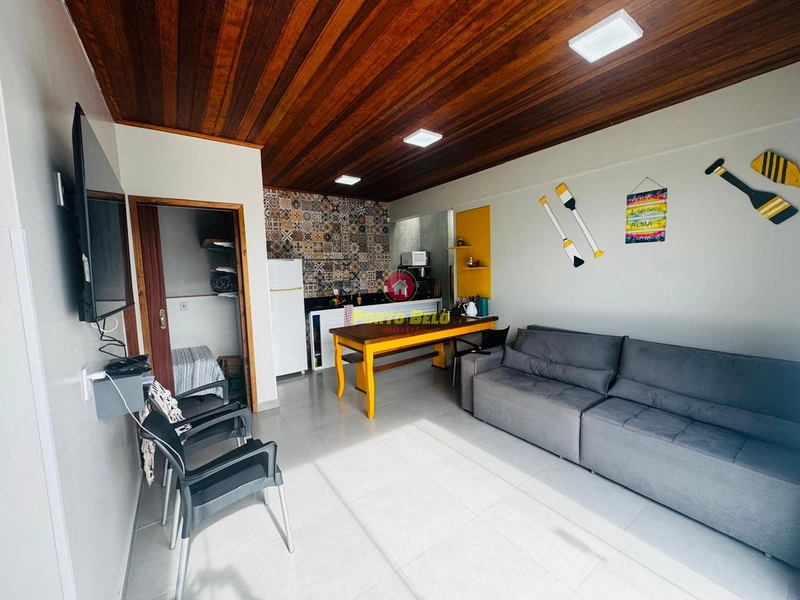 CASA DE ESQUINA COM PISCINA: 7ª foto da galeria de imagens do imóvel