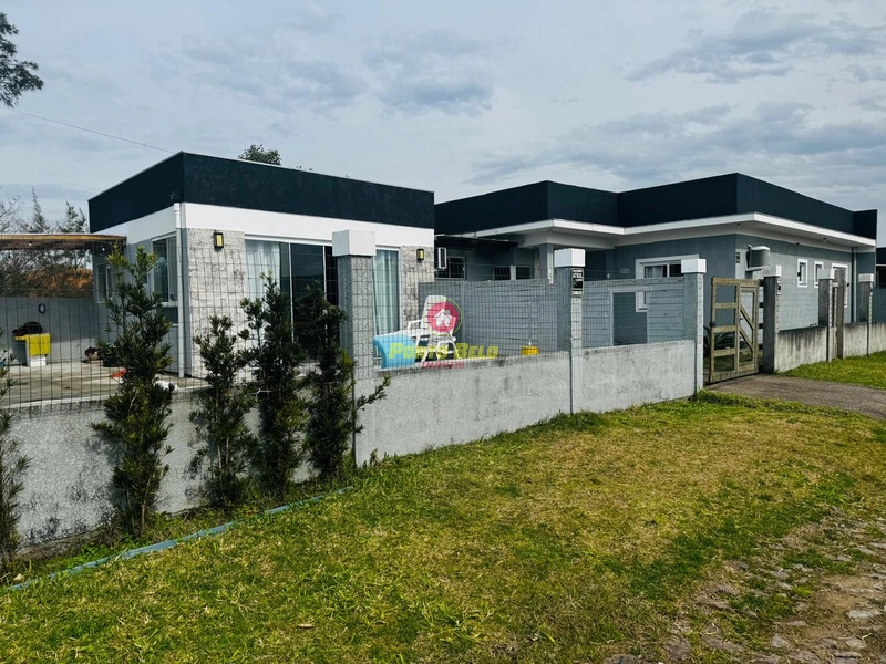 CASA DE ESQUINA COM PISCINA: 2ª foto da galeria de imagens do imóvel