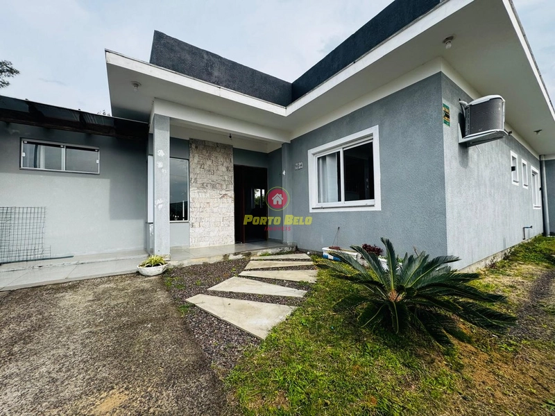 CASA DE ESQUINA COM PISCINA