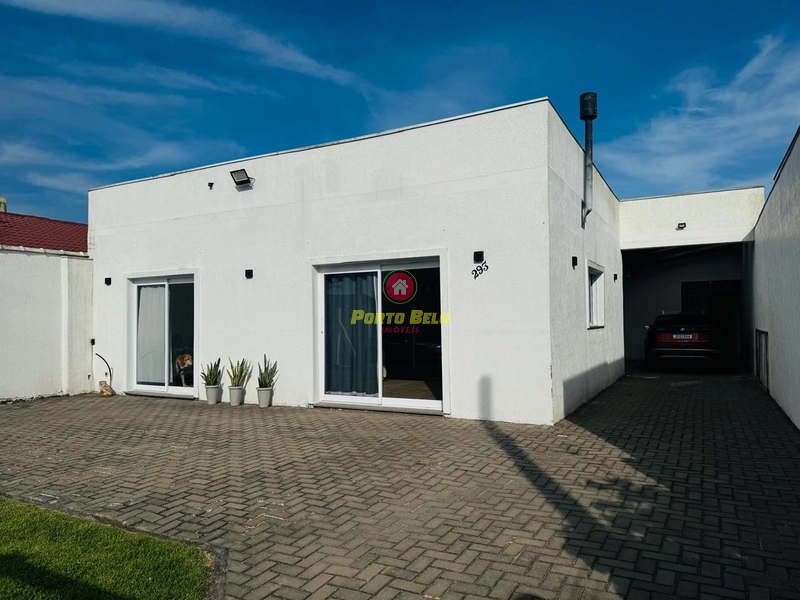 EXCELENTE CASA PRÓXIMA À PRAIA