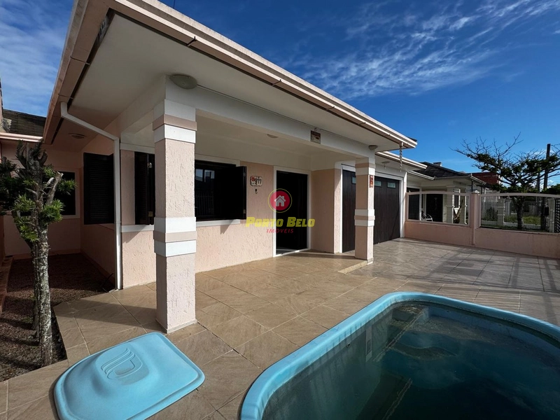 CASA COM LAJE 3 QUADRAS DO MAR