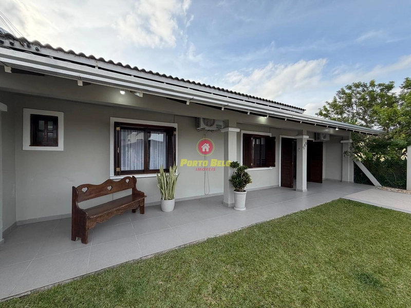 CASA COM PISCINA PRÓXIMA À AV. PRINCIPAL: 1ª foto da galeria de imagens do imóvel