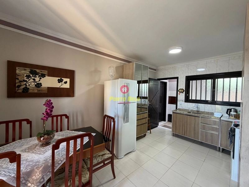 CASA DE ESQUINA PRÓXIMA À PRAIA E CENTRO: 3ª foto da galeria de imagens do imóvel