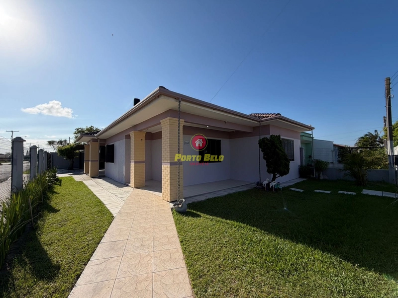 CASA DE ESQUINA PRÓXIMA À PRAIA E CENTRO: 1ª foto da galeria de imagens do imóvel