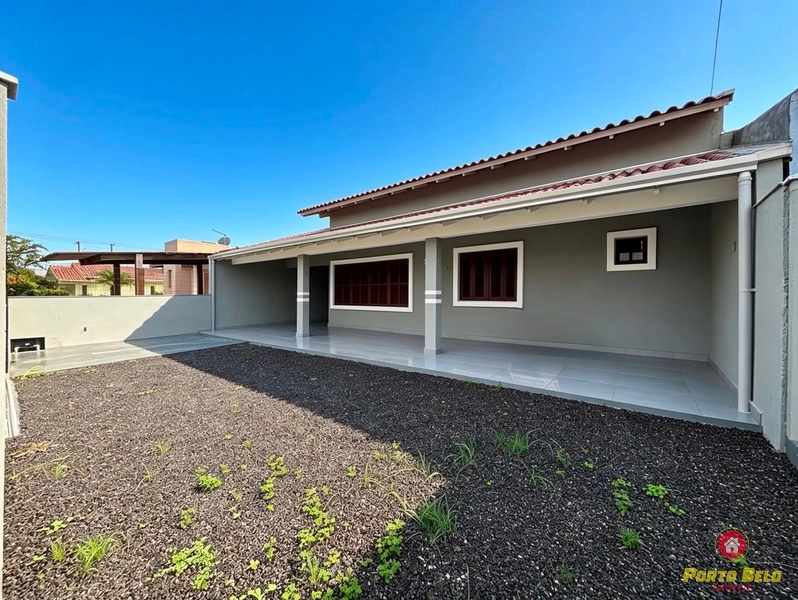 CASA COM PISCINA PRÓXIMA AO MAR