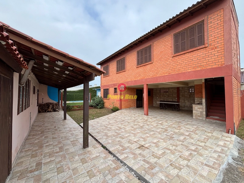 CASA COM 8 DORMITÓRIOS APENAS 150M DA PRAIA: 3ª foto da galeria de imagens do imóvel