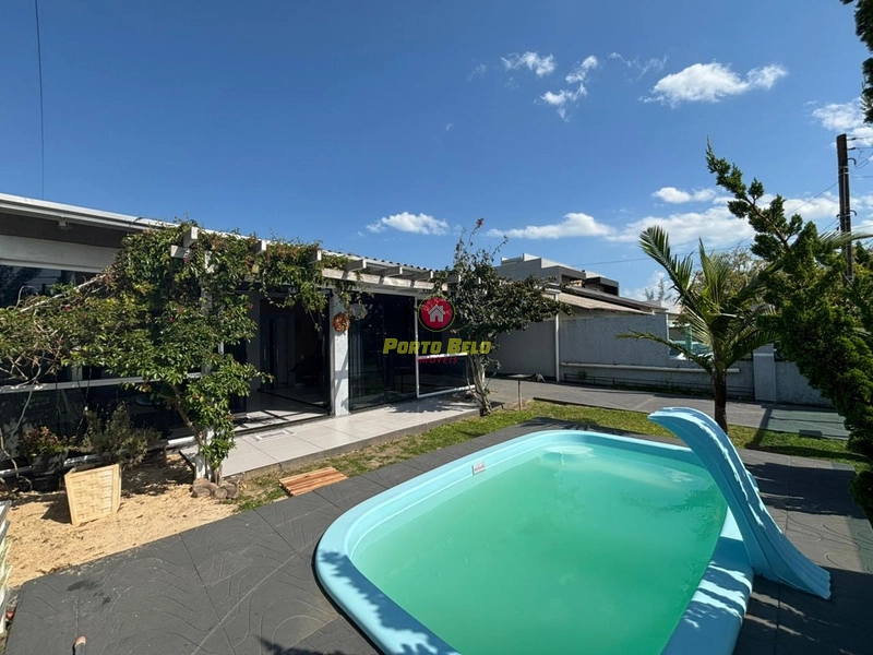 CASA COM PISCINA À VENDA EM ATLÂNTIDA SUL!!!
