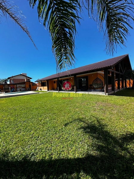 CASA COM PISCINA COM 3 TERRENOS EM ESQUINA NA PRAIA DO ARPOADOR: 3ª foto da galeria de imagens do imóvel