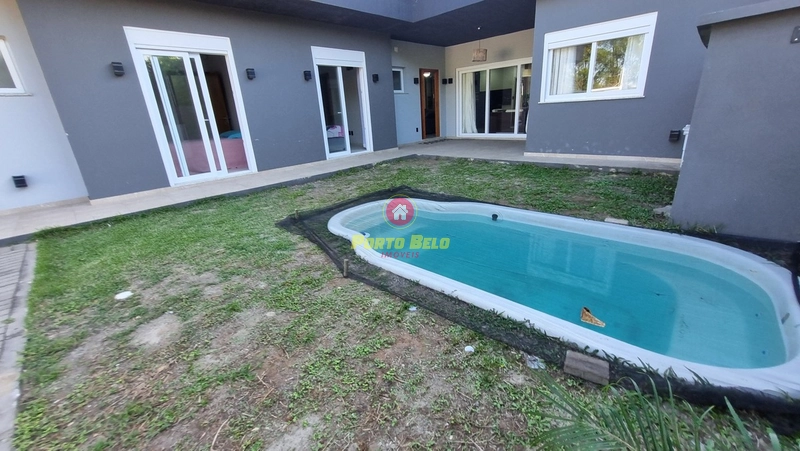CASA ALTO PADRÃO COM ÁGUA QUENTE, PISCINA E APENAS 250M DA PRAIA: 2ª foto da galeria de imagens do imóvel