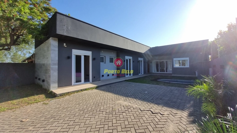 CASA ALTO PADRÃO COM ÁGUA QUENTE, PISCINA E APENAS 250M DA PRAIA: 1ª foto da galeria de imagens do imóvel