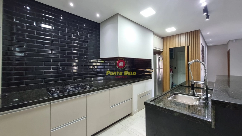 CASA ALTO PADRÃO COM ÁGUA QUENTE, PISCINA E APENAS 250M DA PRAIA: 11ª foto da galeria de imagens do imóvel