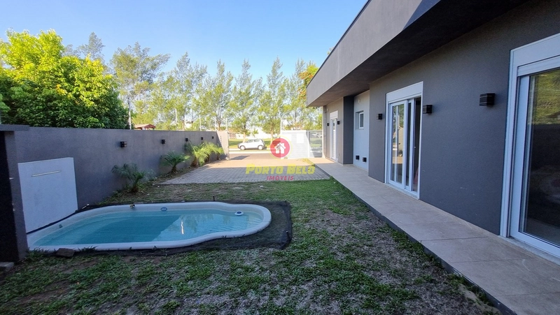 CASA ALTO PADRÃO COM ÁGUA QUENTE, PISCINA E APENAS 250M DA PRAIA: 3ª foto da galeria de imagens do imóvel