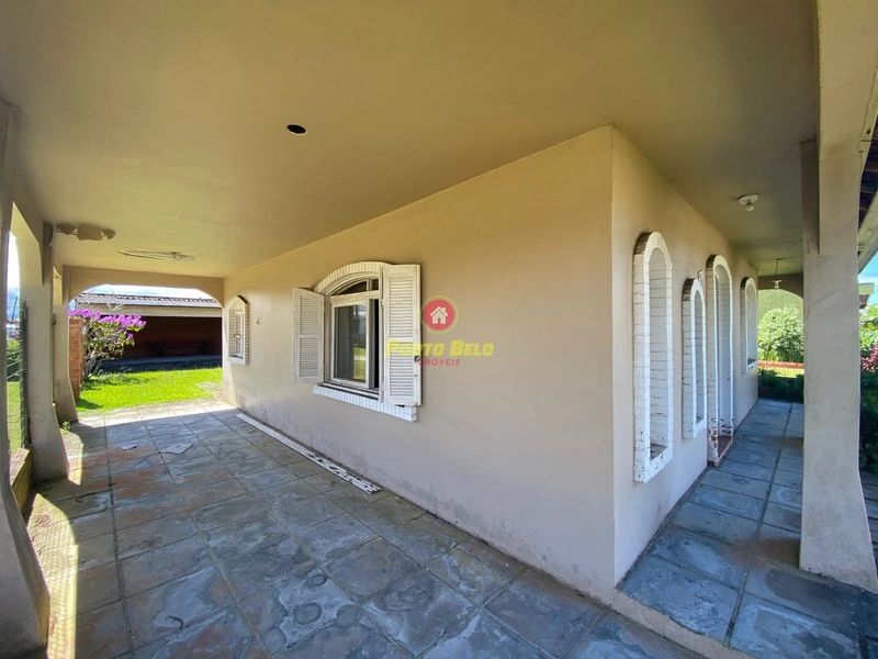 CASA DE ESQUINA COM ÁREA VERDE: 3ª foto da galeria de imagens do imóvel