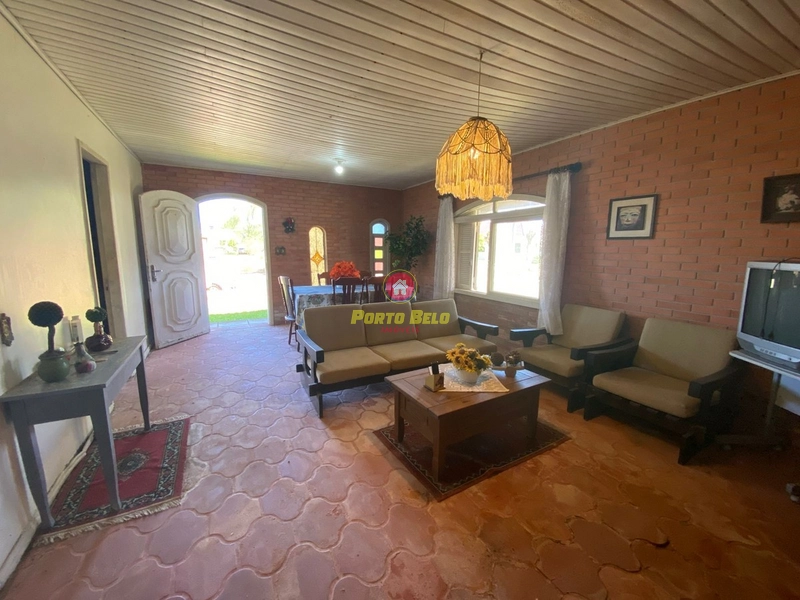 CASA DE ESQUINA COM ÁREA VERDE: 6ª foto da galeria de imagens do imóvel