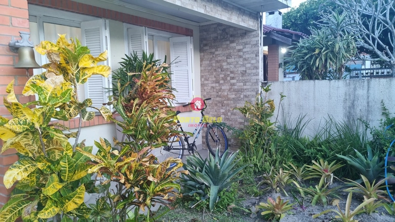CASA EM AVENIDA COM VISTA PARA O CAMPO: 2ª foto da galeria de imagens do imóvel