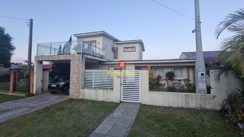 CASA EM AVENIDA COM VISTA PARA O CAMPO: 3ª foto da galeria de imagens do imóvel