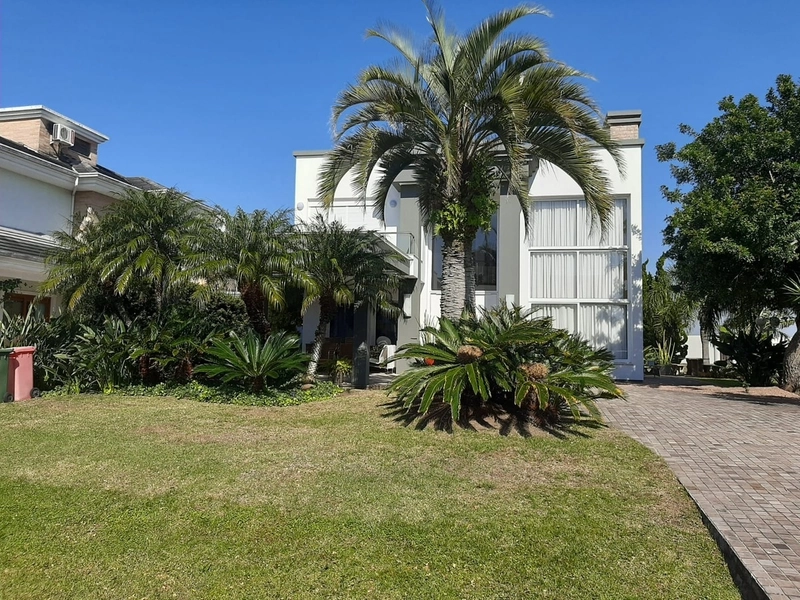 Sobrado de Alto Padrão no Condomínio Bosques de Atlântida!