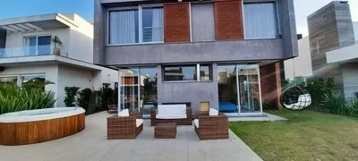 Sobrado beira lago no condomínio Malibu