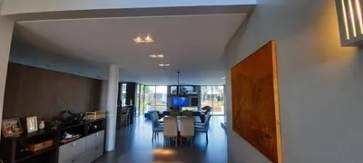 Sobrado beira lago no condomínio Malibu: 3ª foto da galeria de imagens do imóvel