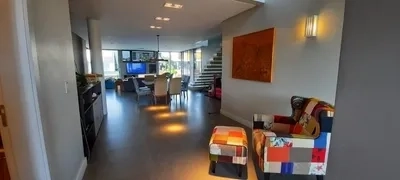 Sobrado beira lago no condomínio Malibu: 2ª foto da galeria de imagens do imóvel