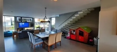 Sobrado beira lago no condomínio Malibu: 4ª foto da galeria de imagens do imóvel