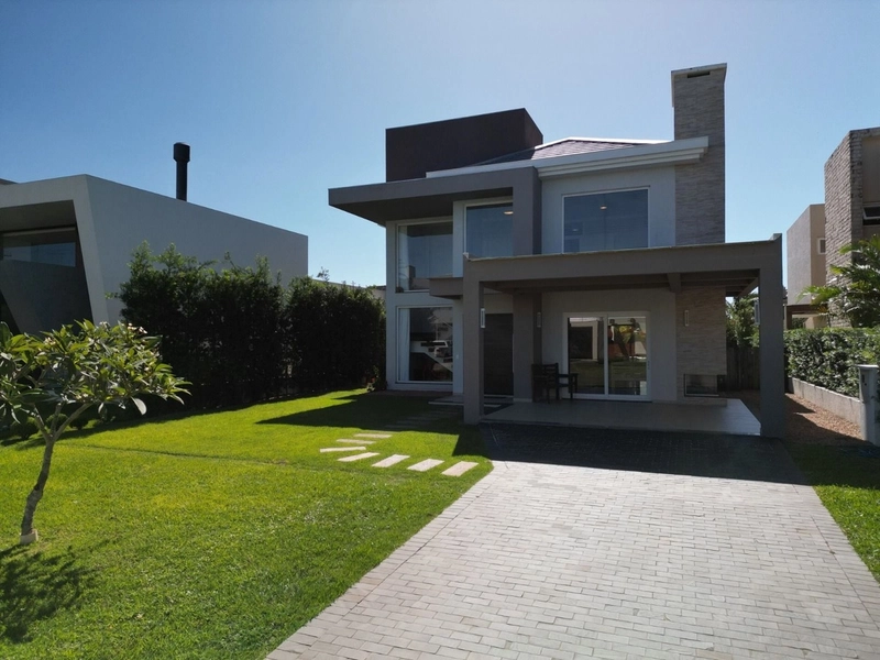 SOBRADO NO CONDOMÍNIO VILLAGIO DE ATLÂNTIDA: 2ª foto da galeria de imagens do imóvel