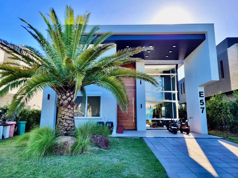 Casa à venda no condomínio Enseada