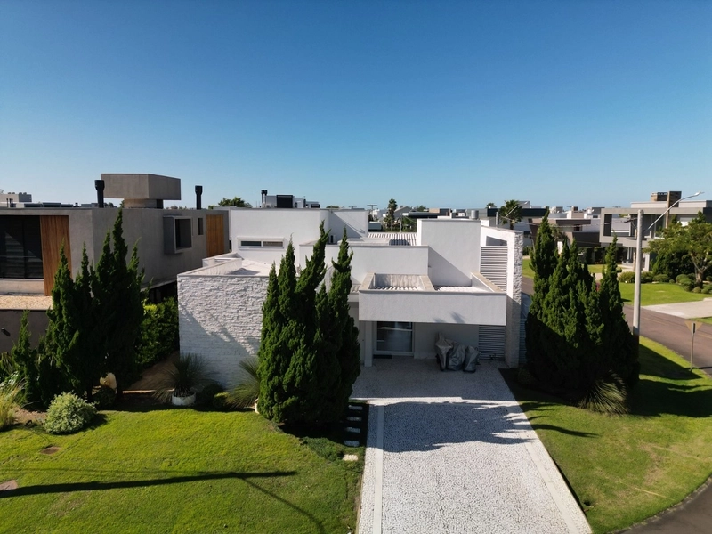 Casa à venda no condomínio Enseada