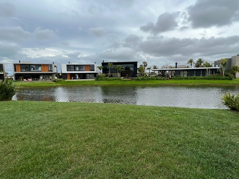 Terreno à venda no condomínio Enseada: 2ª foto da galeria de imagens do imóvel