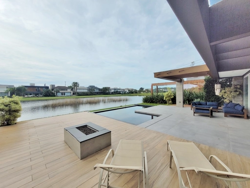 Casa à venda no condominio Bosques: 2ª foto da galeria de imagens do imóvel