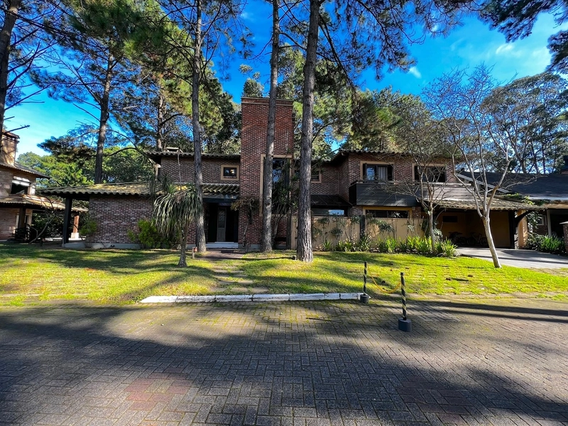 Bela casa à  venda no condomínio Carmel