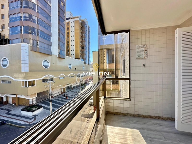 APARTAMENTO COM SACADA DE FRENTE -JUNTO AO MAR NO CORAÇÃO DA CIDADE !: 5ª foto da galeria de imagens do imóvel