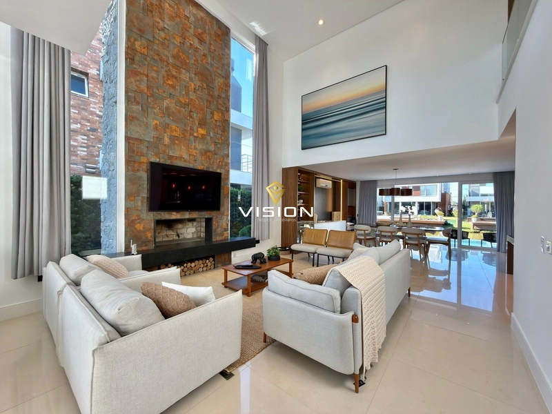 BELÍSSIMA CASA A BEIRA LAGO - LUXO E CONFORTO EM UM SÓ LUGAR: 3ª foto da galeria de imagens do imóvel