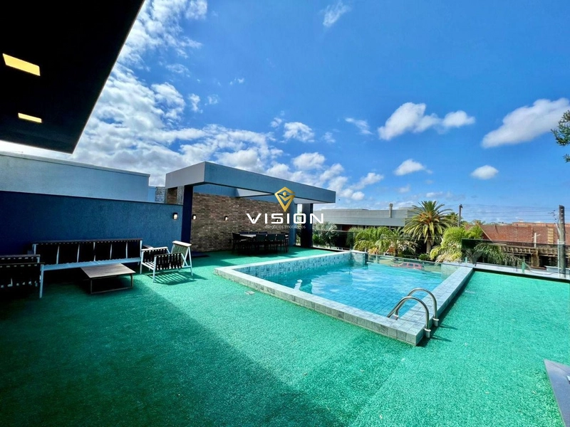 CASA COM PISCINA NO SEGUNDO PAVIMENTO