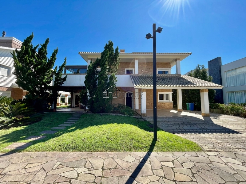 Sobrado em condomínio a beira mar