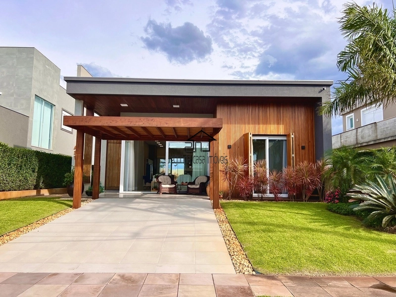casa com piscina: 1ª foto da galeria de imagens do imóvel