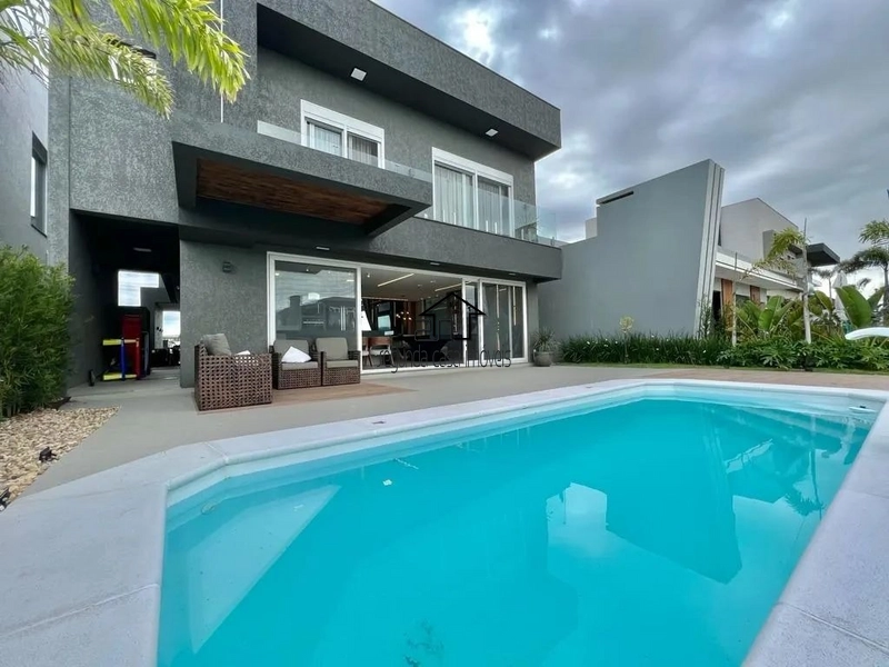 Sobrado com piscina: 10ª foto da galeria de imagens do imóvel