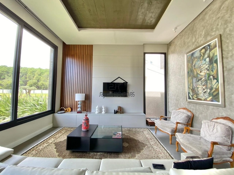 Casa com piscina: 2ª foto da galeria de imagens do imóvel